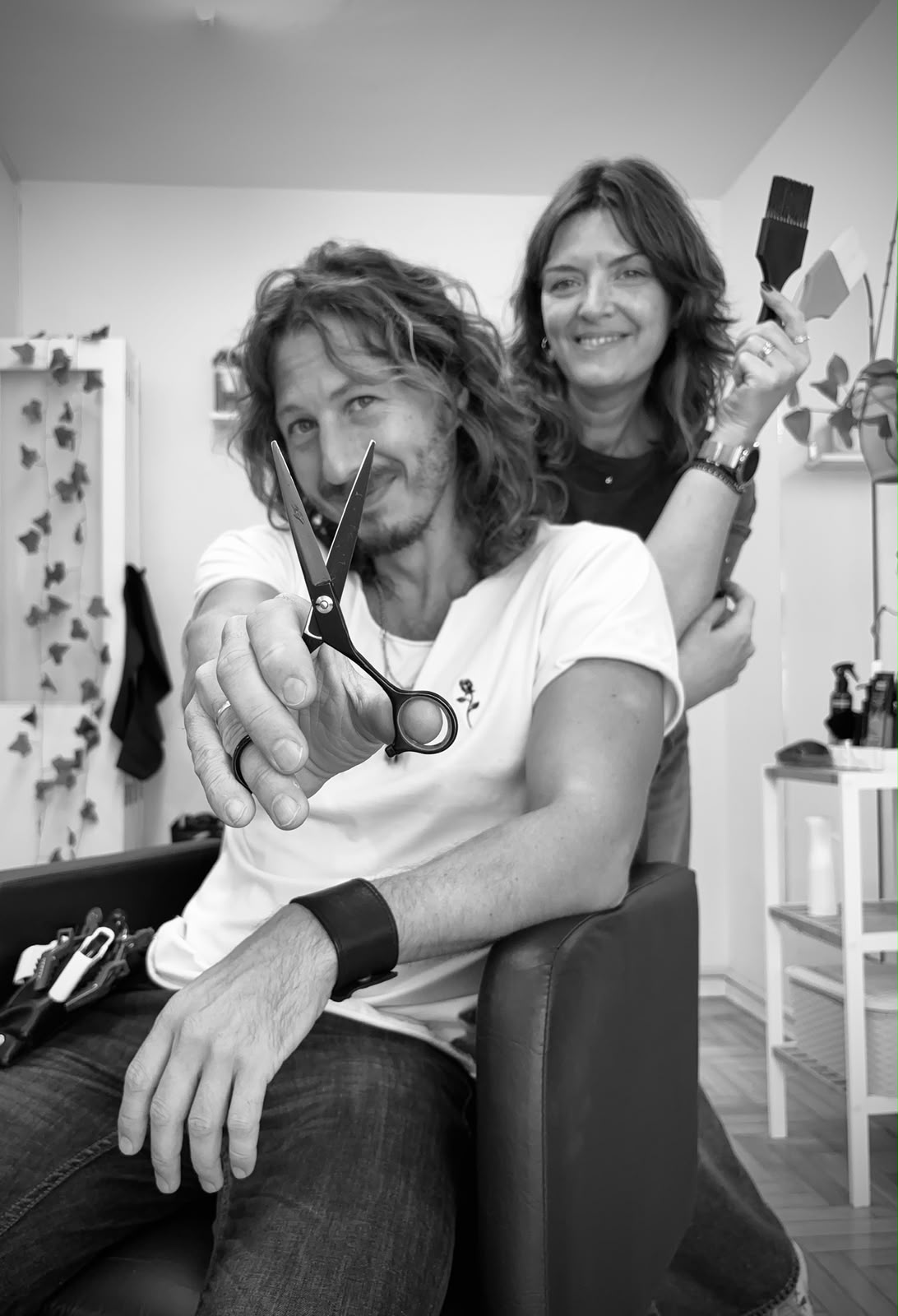 Rodri con tijera y Mimi con pincel en el estudio